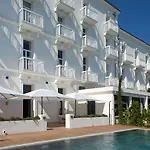 Grand Des Sablettes Plage, Curio Collection By Hilton