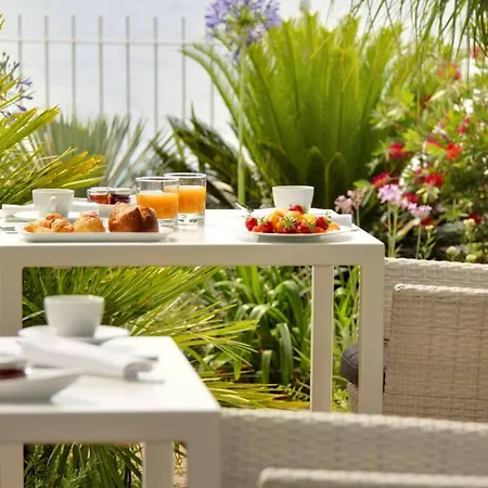 Grand Des Sablettes Plage, Curio Collection By Hilton