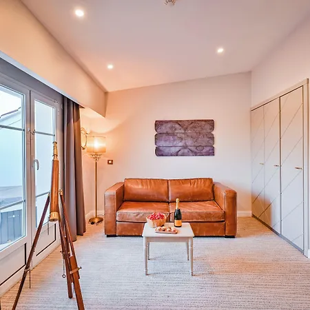מלון Grand Des Sablettes Plage, Curio Collection By Hilton לה סיין סור-מר